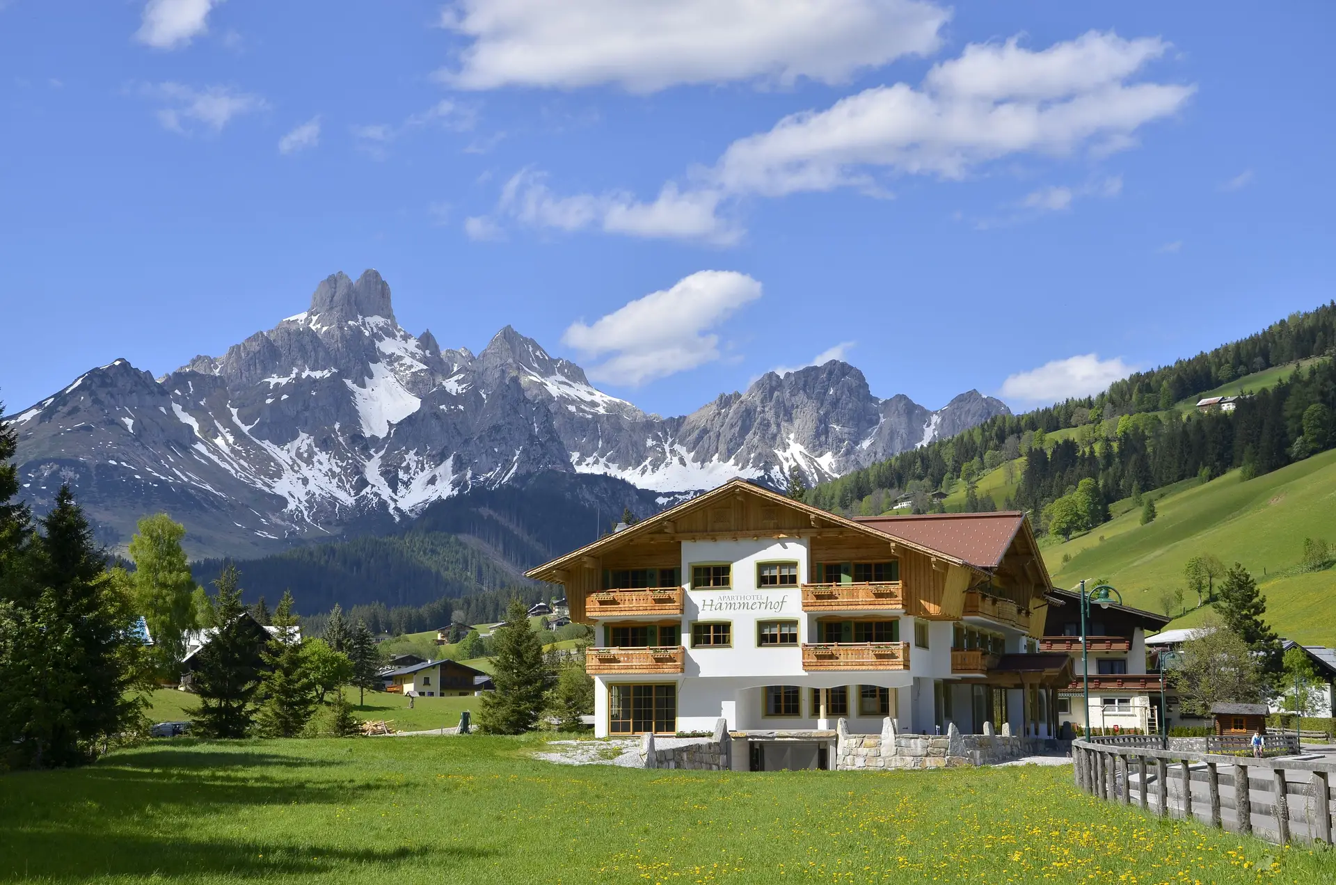 Blick auf die alpine Resortanlage
