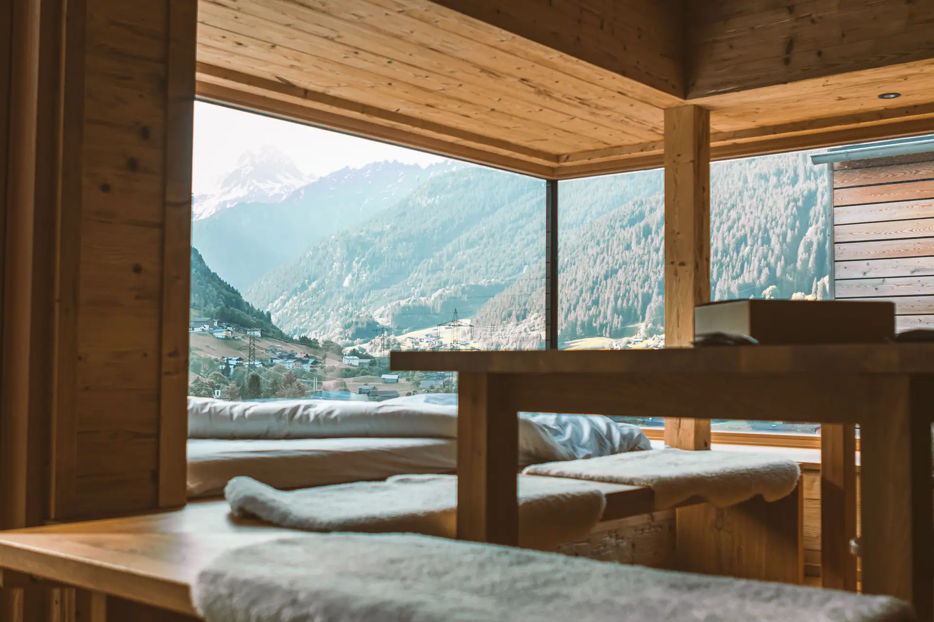 Hochwertiges Bad-Interieur mit Holz