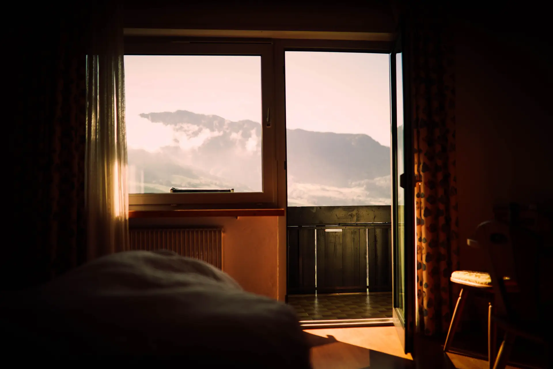 Sonnenuntergang über den Alpen vom Balkon