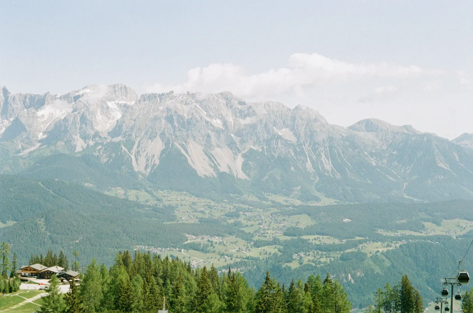Blick auf die Resortanlage im Tal