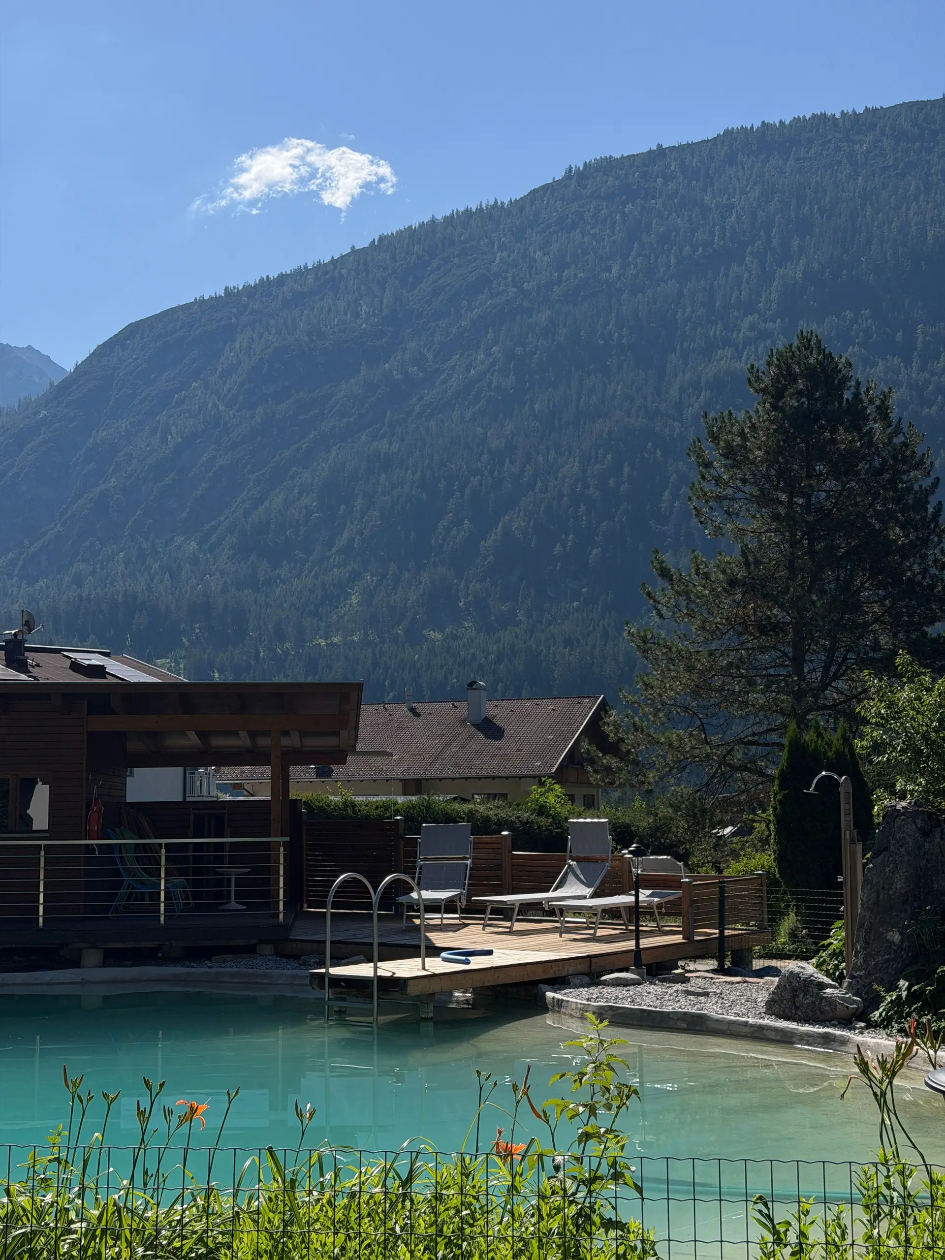 Pool mit Bergblick