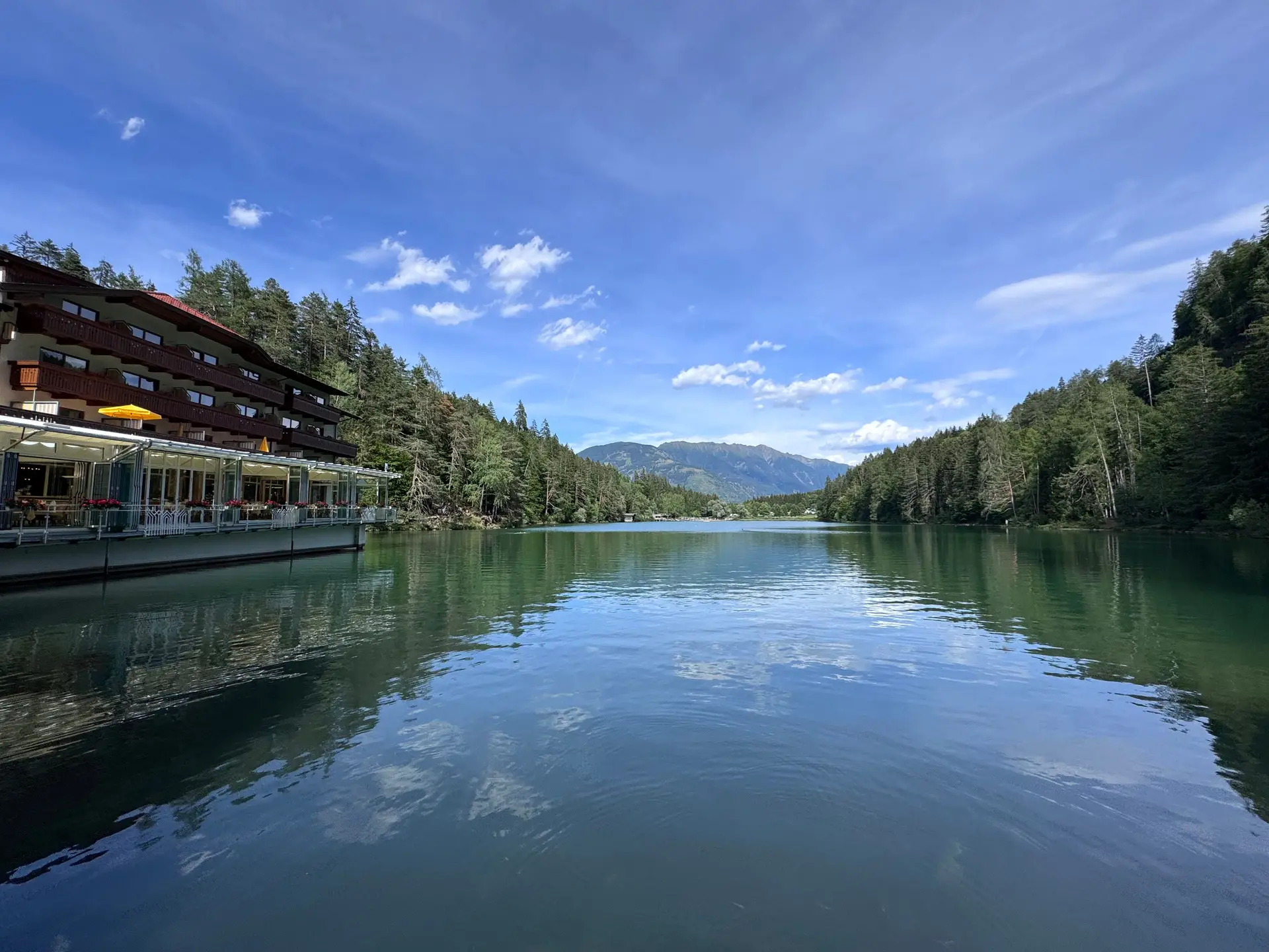 Ruhiger Alpensee
